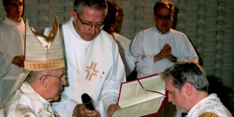 Monseñor Juan Antonio Martínez Camino ordena a dos nuevos diáconos permanentes en la colegiata