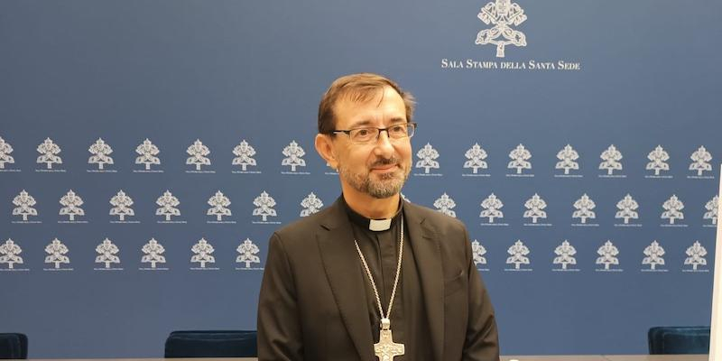 Encuentro de monseñor Cobo con periodistas en el Vaticano