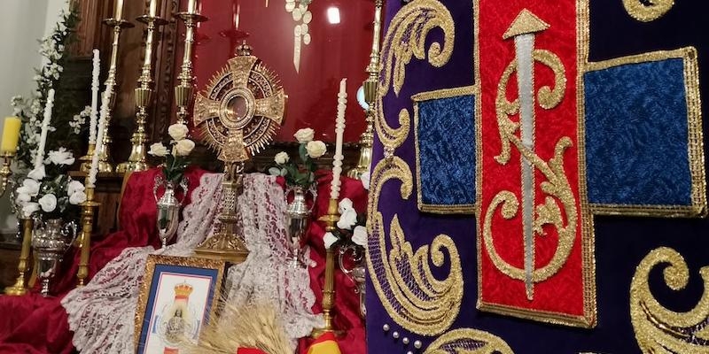 La archicofrad&iacute;a de Jes&uacute;s de Medinaceli adorna la bas&iacute;lica para festejar al Sant&iacute;simo en su solemnidad