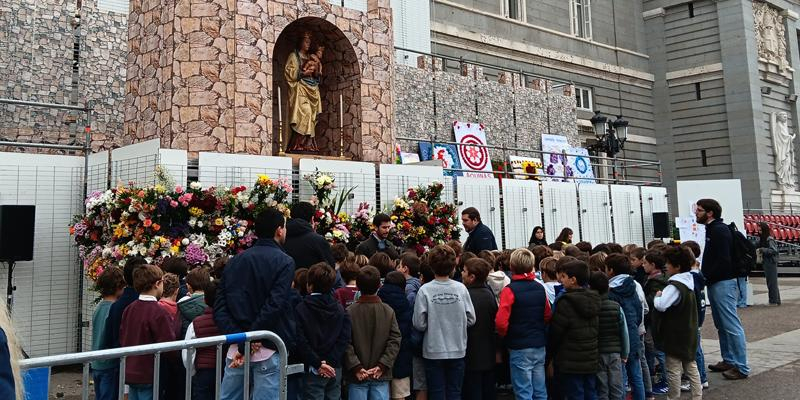 La Virgen de la Almudena recibe ya a los niños de los &quot;coles&quot;: «Ayúdanos a ser generosos, alegres y valientes»