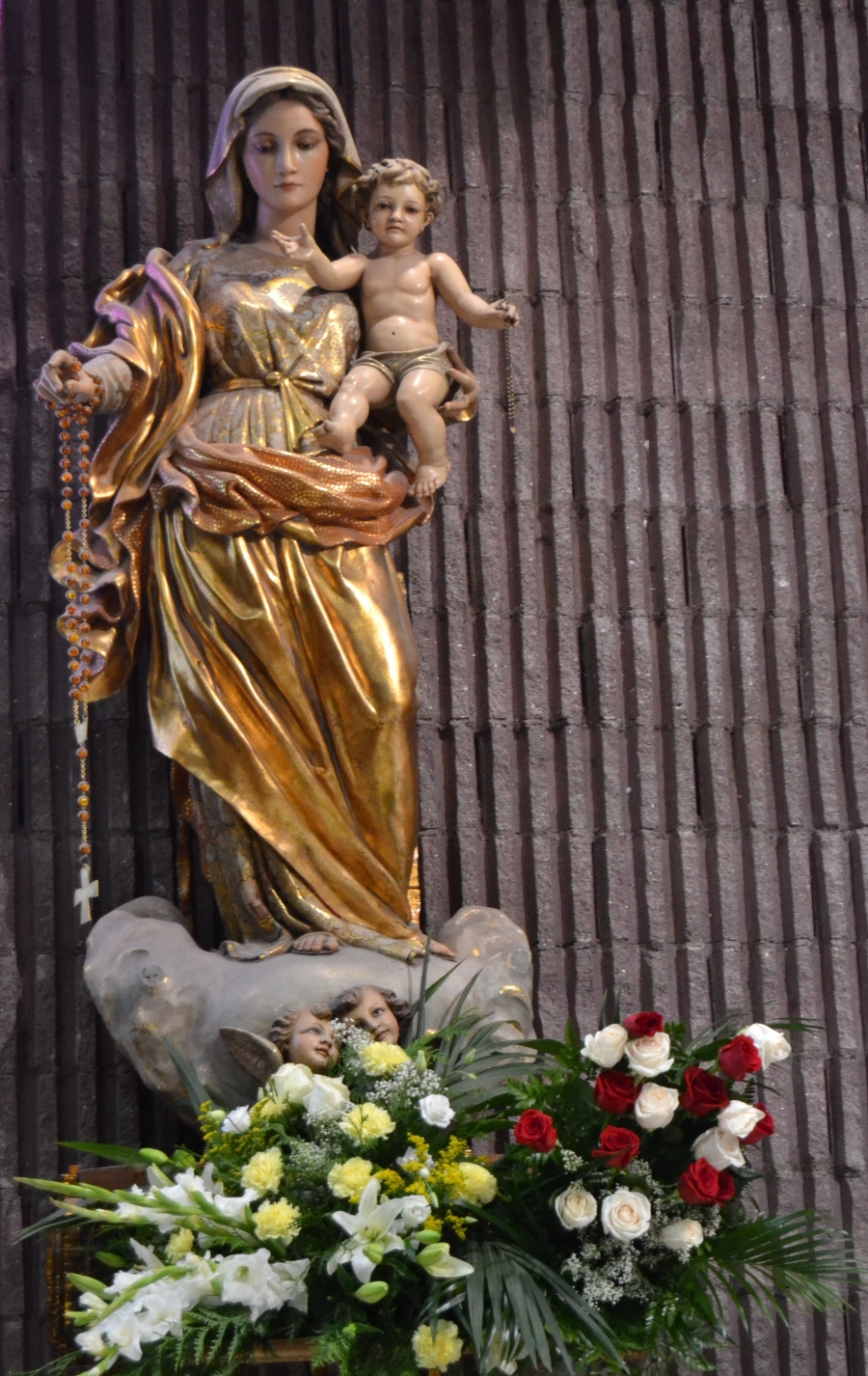 Actos lit&uacute;rgicos en honor a la Virgen del Rosario en el barrio de Bat&aacute;n