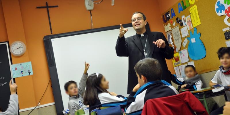 Monseñor Vidal en el colegio Enriqueta Aymer: «Los profesores sostenéis el futuro con vuestra tarea»