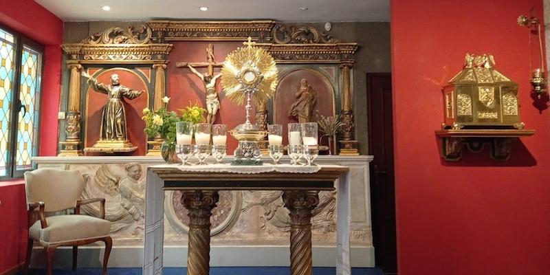 Monse&ntilde;or Jes&uacute;s Vidal administra el sacramento de la Confirmaci&oacute;n en San Ignacio de Loyola de Torrelodones