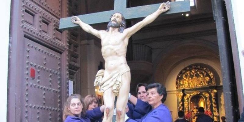 El Cristo de las Aguas recorre las calles el Viernes de Dolores en un vía crucis organizado por la hermandad de Jesús &#039;el Pobre&#039;