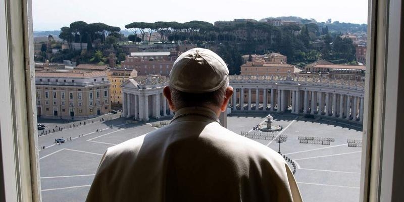 El Papa reza por el fin de la pandemia en San Pedro e imparte la bendición 'urbi et orbi'