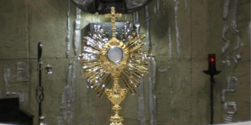 Nuestra Señora de las Nieves de Mirasierra celebra 24 horas de adoración al Santísimo para pedir por la paz y la vida