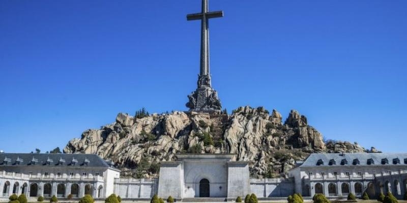Monse&ntilde;or Juan Antonio Mart&iacute;nez Camino imparte el sacramento de la Confirmaci&oacute;n en la bas&iacute;lica del Valle de los Ca&iacute;dos