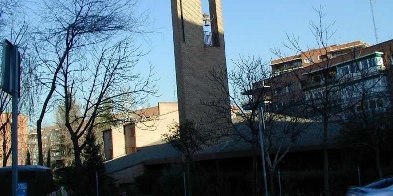 Monseñor Martínez Camino administra los sacramentos de la iniciación cristiana a un grupo de adultos en San Bonifacio