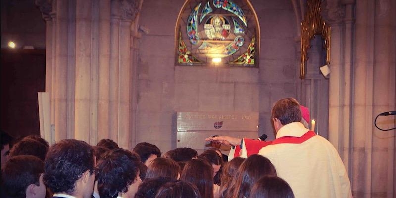 El cardenal Osoro imparte el sacramento de la Confirmación en el colegio Nuestra Señora del Pilar