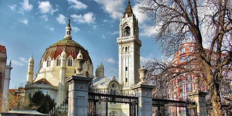 El cardenal Osoro preside la toma de posesión del nuevo párroco de San Manuel y San Benito