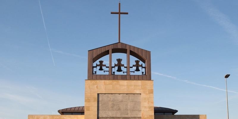 Monse&ntilde;or Mart&iacute;nez Camino administra el sacramento de la Confirmaci&oacute;n en San Lucas Evangelista de Villanueva del Pardillo
