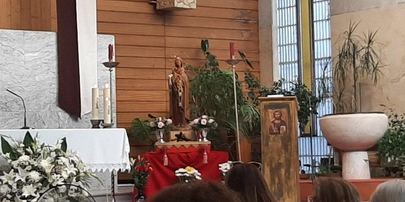 La Hermandad Tres Caídas participó este domingo en la celebración en honor a la Virgen del Carmen de Ciudad Lineal