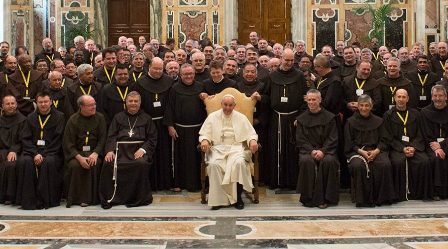 Franciscanos de todo el mundo rezan ante los restos mortales de su fundador