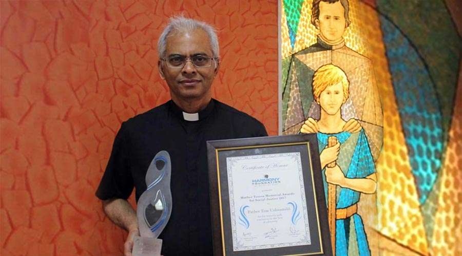 El P. Tom Uzhunnalil recibe Premio Internacional Madre Teresa por su valor y compasión