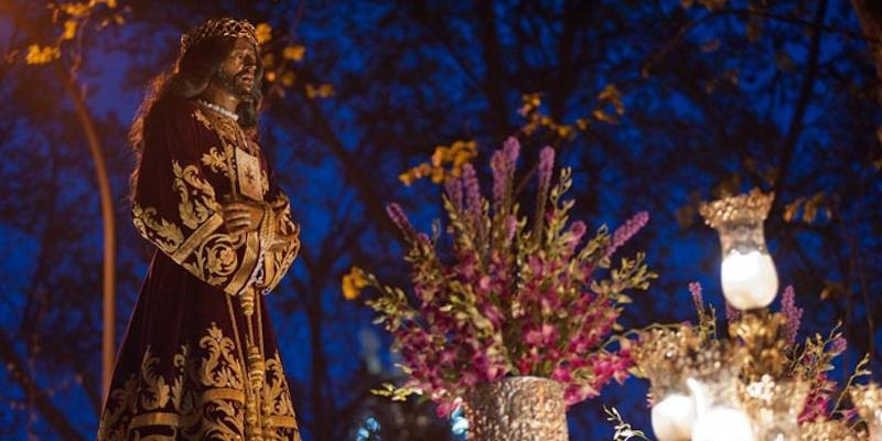 Nuestro Padre Jesús Nazareno y Nuestra Señora de los Dolores procesionan por el centro de Madrid en el Viernes Santo