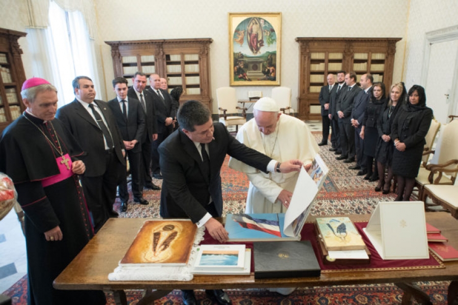 Paraguay: El Papa recibe al presidente Horacio Cartes