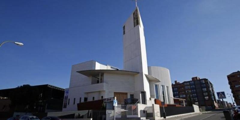 El vicario episcopal de la VIII imparte los sacramentos de la iniciación cristiana en Beata María Ana Mogas