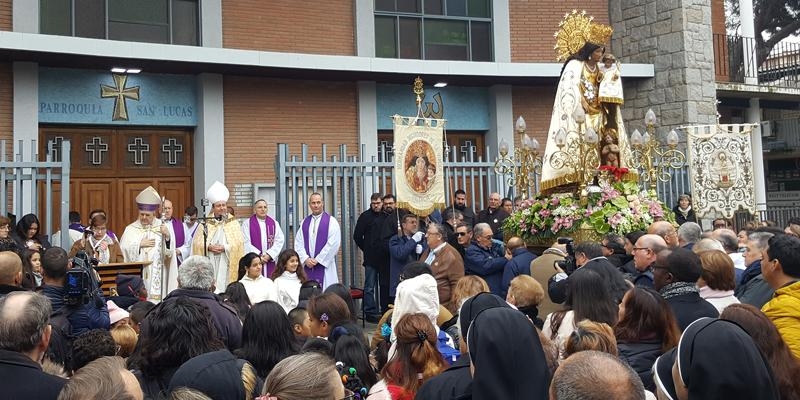 La imagen de la Virgen de los Desamparados visita Madrid acompañada por numerosos peregrinos valencianos