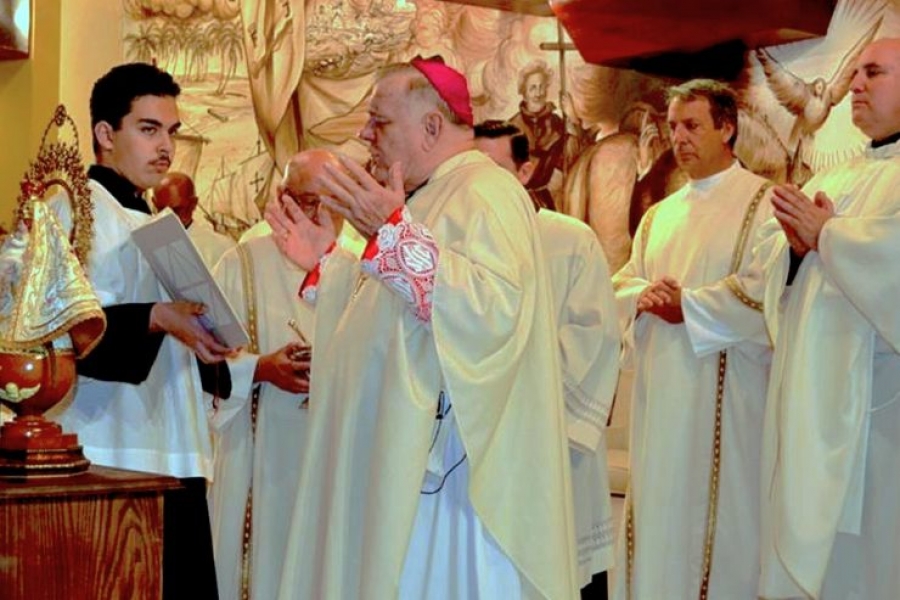 La imagen de la Virgen de la Caridad del Cobre dada al Papa llega a la Ermita de Miami
