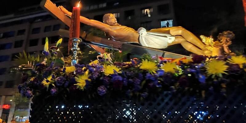 El Sant&iacute;simo Cristo del Camino recorre las calles del barrio de Delicias en el Lunes Santo