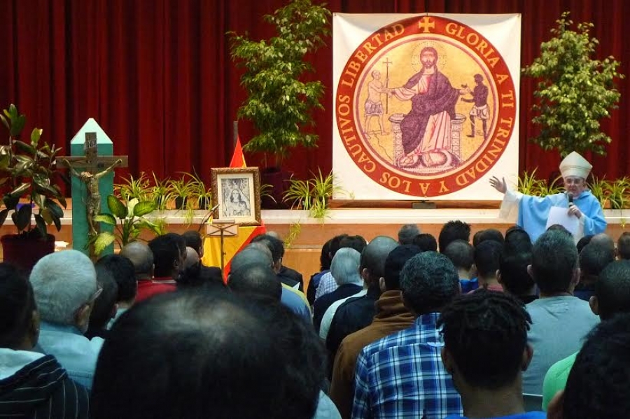 El arzobispo de Madrid en la prisi&oacute;n de Soto del Real: &laquo;Jes&uacute;s, siendo Dios, tambi&eacute;n pas&oacute; por la c&aacute;rcel&raquo;