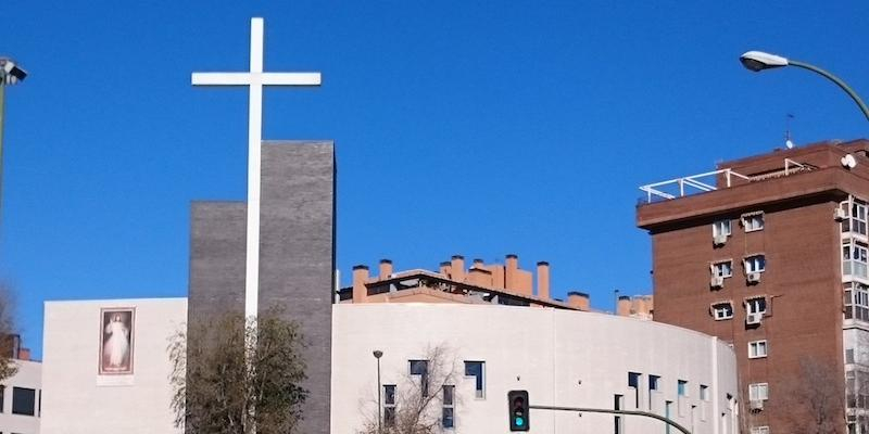 Juan Pedro Guti&eacute;rrez administra el sacramento de la Confirmaci&oacute;n en Santos Inocentes