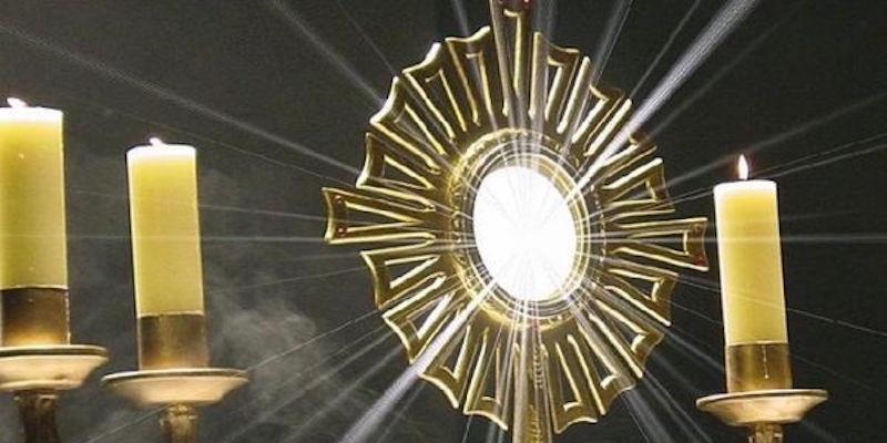 San Agustín invita a los jóvenes a prepararse para la solemnidad de Todos los Santos con una adoración eucarística