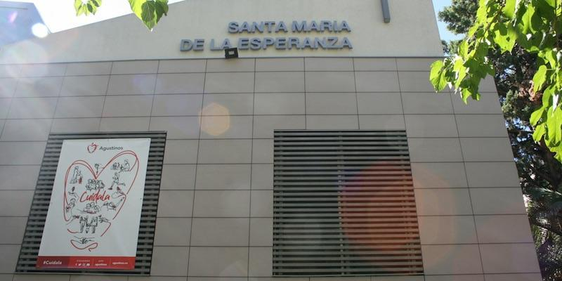 El padre Ángel Camino administra la Confirmación en Santa María de la Esperanza del barrio del Pilar