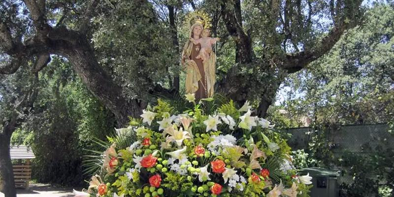 La colonia de Torrelodones celebra los actos litúrgicos en honor a su patrona, la Virgen del Carmen, con Misa y procesión solemnes