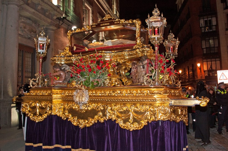 La archicofrad&iacute;a del Santo Entierro recorre las calles del centro de la ciudad el Viernes Santo
