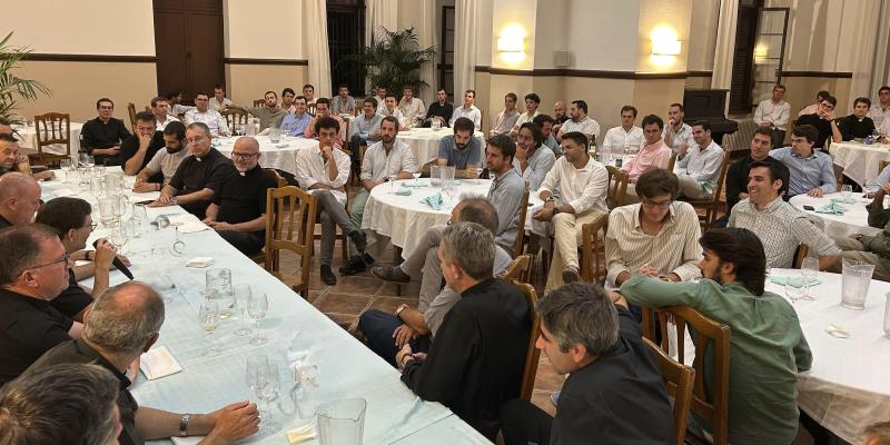 El cardenal José Cobo, en el inicio del curso en el Seminario: «Aprendamos a mirar, conmovernos y actuar en las encrucijadas de quienes acompañamos»