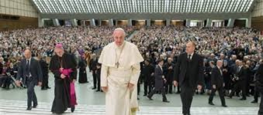 Francisco llegó a la ONU que izó la bandera de la Santa Sede