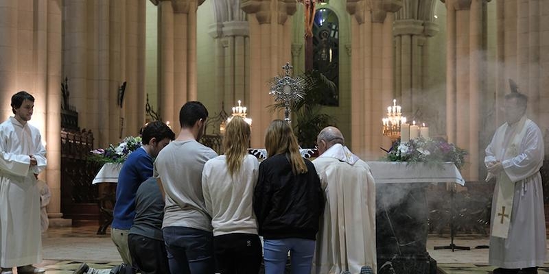 La catedral acoge la primera vigilia de oración de los jóvenes con el arzobispo del curso
