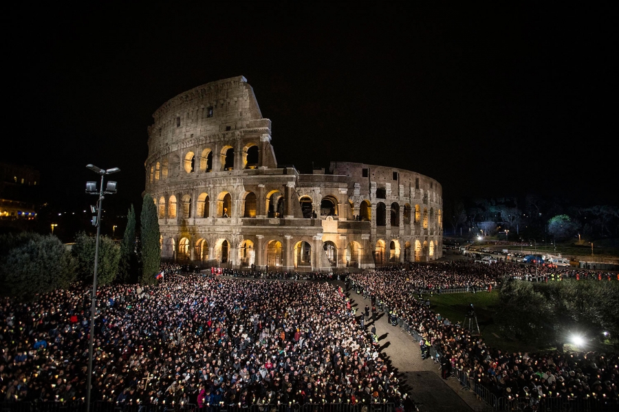 En la Cruz vemos el amor divino y la injusticia humana, el sacrificio por amor y el ego&iacute;smo extremo por necedad, dijo el Papa