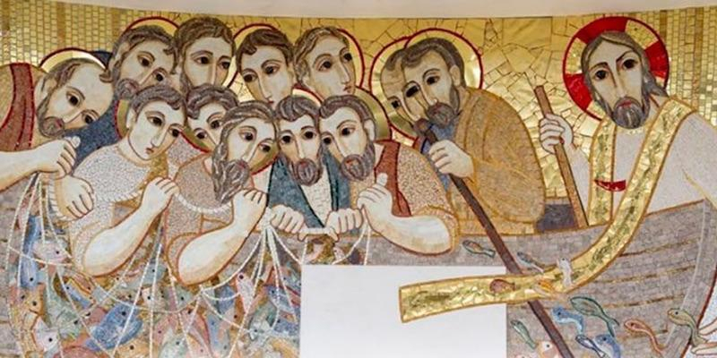 El padre El&iacute;as Roy&oacute;n preside en la iglesia de los Carmelitas una Misa en la fiesta de Jesucristo Sumo y Eterno Sacerdote