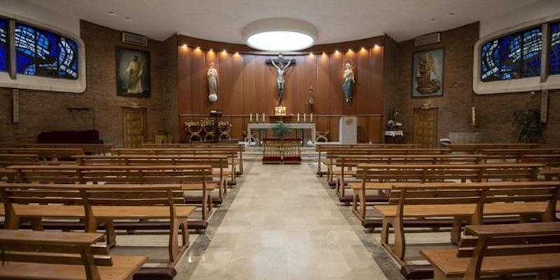 José Luis Díaz administra el sacramento de la Confirmación a adultos en San Emilio