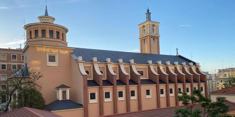 Juan Pedro Guti&eacute;rrez administra el sacramento de la Confirmaci&oacute;n en Beata Mar&iacute;a Ana de Jes&uacute;s