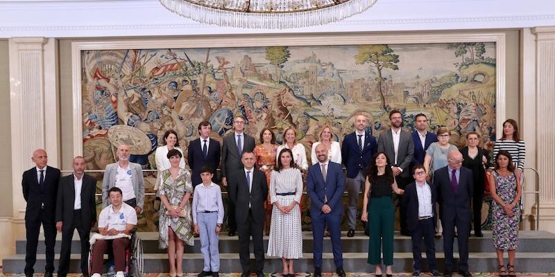 La Reina Letizia recibe a los premiados 'Buenos d&iacute;as Javi y Mar, por un mundo mejor' de CADENA 100