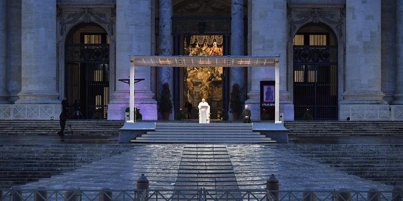 «Tenemos una esperanza: en su Cruz hemos sido sanados y abrazados para que nada nos separe de su amor»