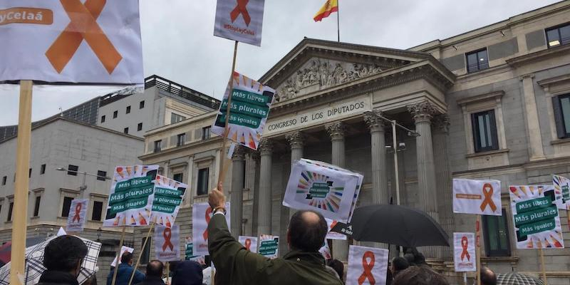 La concertada expresa a las puertas del Congreso su rechazo a la Ley Cela&aacute;
