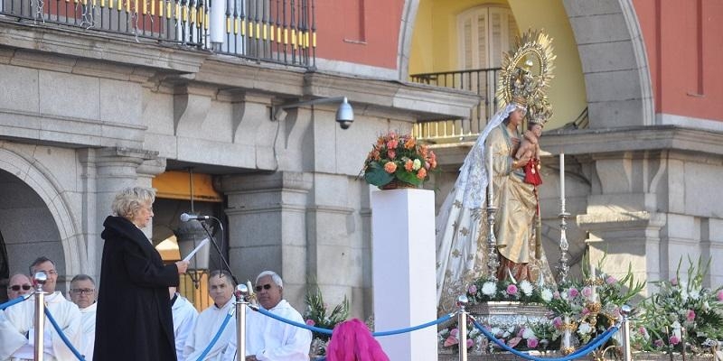 Carmena renueva el Voto de la Villa: «Que Madrid sea un referente de acogida a migrantes y contra la soledad»