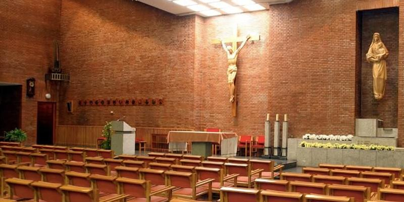 Juan Carlos Merino administra en San Juan Cris&oacute;stomo el sacramento de la Confirmaci&oacute;n