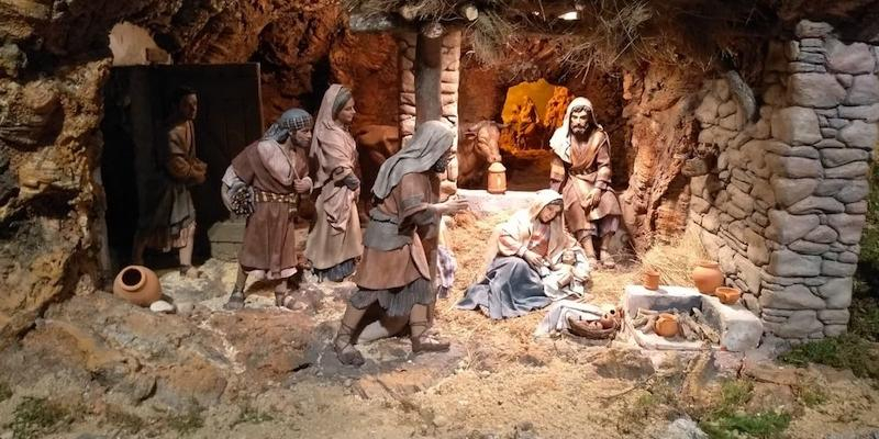 Jos&eacute; Luis Mayo explica en la bas&iacute;lica pontificia de San Miguel los secretos del montaje del tradicional bel&eacute;n