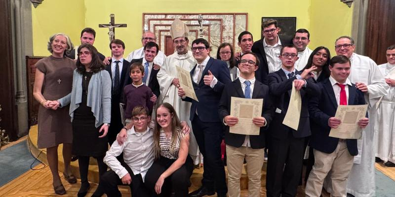 El cardenal José Cobo, a los jóvenes confirmandos con discapacidad: «Hoy sois maestros y catequistas y nos enseñáis cómo acoger al Espíritu y cómo acoger a Dios»