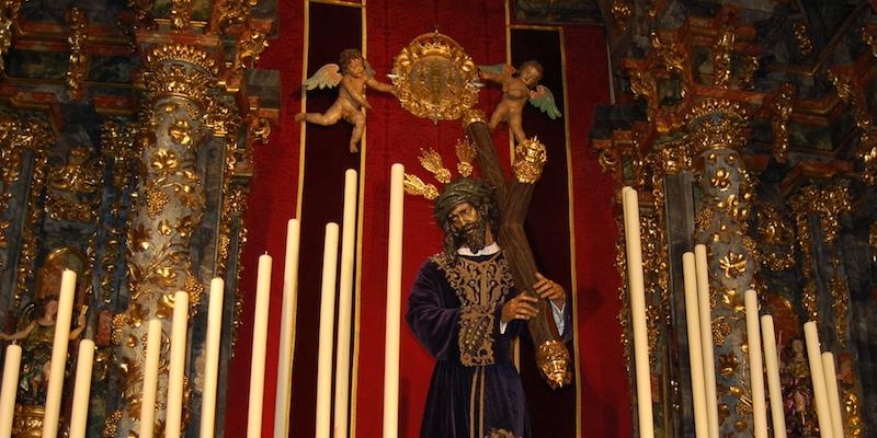 Nuestro Padre Jes&uacute;s del Gran Poder preside un v&iacute;a crucis en la colegiata antes de su trasladado a su paso procesional