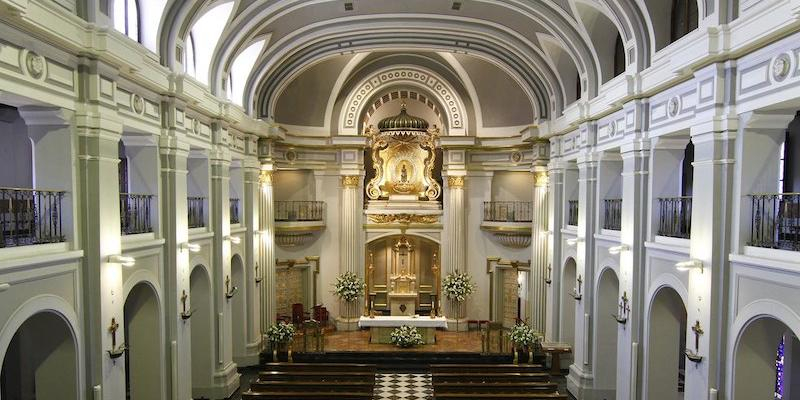Óscar García Aguado administra el sacramento de la Confirmación en la basílica Nuestra Señora de Atocha