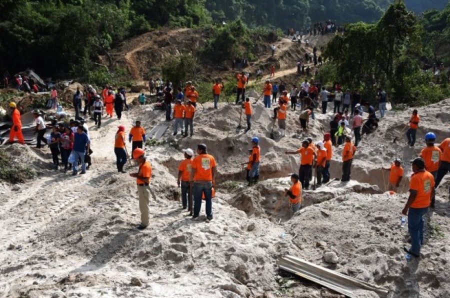 Oraci&oacute;n por las v&iacute;ctimas de un alud en Guatemala
