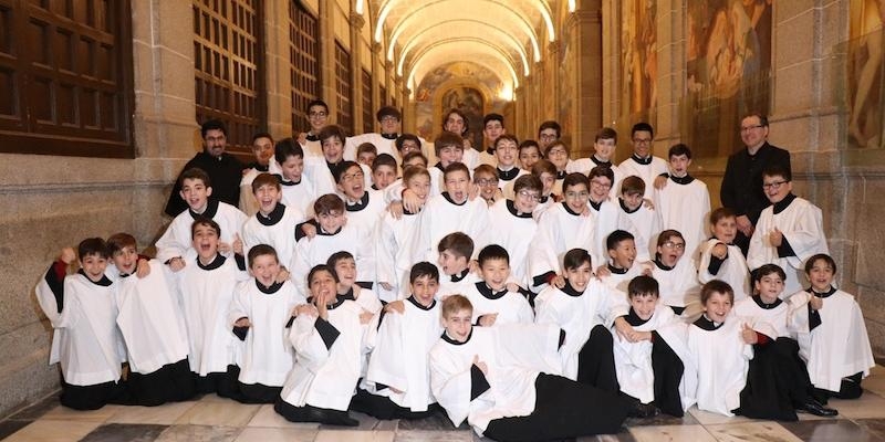 La Escolanía de San Lorenzo de El Escorial canta en las celebraciones de Navidad en la basílica del Real monasterio