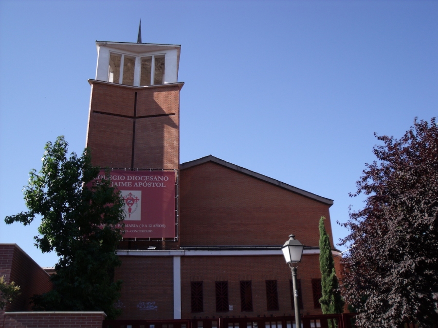 El arzobispo bendice las nuevas instalaciones del colegio diocesano San Jaime Ap&oacute;stol