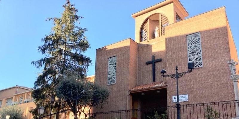 Monse&ntilde;or Mart&iacute;nez Camino, SJ, imparte el sacramento de la Confirmaci&oacute;n en Nuestra Se&ntilde;ora del Carmen de Pozuelo